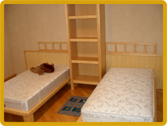 две кровати на деревянной основе