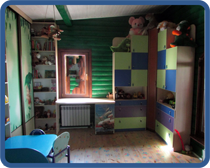 мебель в детской раставлена по периметру комнаты