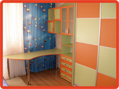 салатово-оранжевая мебель в детской комнате