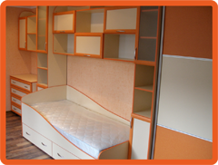 коплект оранжево-бежевой мебели в детской