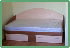 детская кроватка с выдвижными ящиками