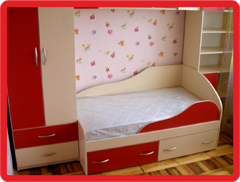 красная мебель в детской
