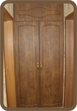 МДФ двери с фрезировкой закрывают гардероб в нише в коридоре