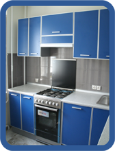 синяя кухня из ДСП в аллюминиевой торцовке
