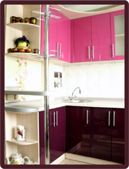 кухня с розово-бардовыми фасадами