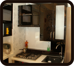 маленькая кухня с фасадами чёрный МДФ крашеный глянец