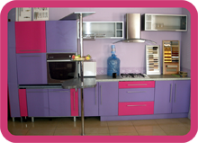 фиолетово-розовая кухня с барной стойкой