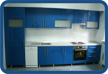 синяя кухня с высоким пеналом