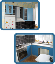 маленькая голубая кухня с поворотом под окно