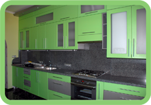 зелёно-серая кухня с 2-мя уровнями верхних фасадов