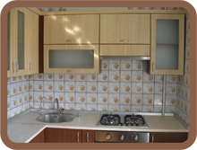 кухня с плёночными МДФ фасадами деревоподобными контрастных цветов