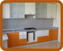 оранжево-белая угловая кухня с пластиком