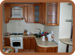 угловая деревянная кухня с радиусными дверками