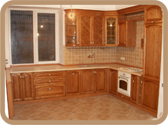 кухня с деревянными фасадами с витражами