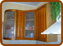 радиусный фасад со стеклом на деревянной кухне