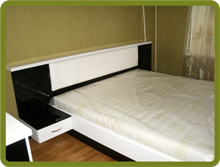 бело-чёрная прямоугольная кровать