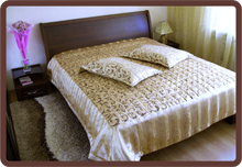 коричневая кровать