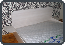 двухспальная кровать из ДСП с выдвижными ящиками