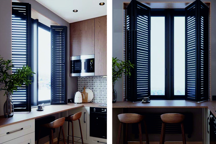 Шатерси на кухонних вікнах створені з крашених жалюзійних фасадів