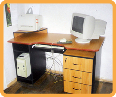 компьютерный стол с выдвижной клавиатурой