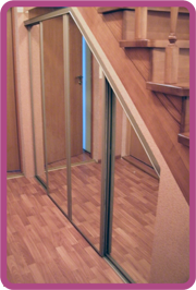 зеркальный шкаф-купе со скошеными дверями под лестницей