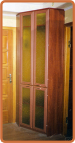 шкаф со стеклянными дверками