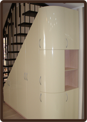 шкаф под лестницей с радиусными дверками