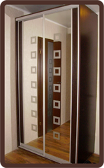 шкаф-купе с пескоструйными квадратами, повторяющими рисунок на межкомнатных дверях