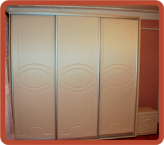шкаф-купе для спальни с однотонными МДФ дверями