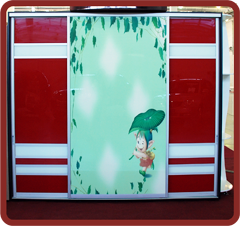 МДф панель с рисунком в шкафу-купе в детской