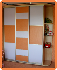 шкаф-купе с комбинированными дверями для детской