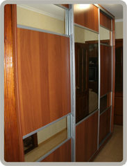 шкаф-купе с зеркальными вставками на дверях
