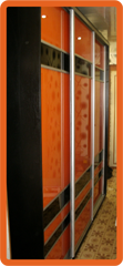 оранжево-чёрные двери шкафа-купе в коридор