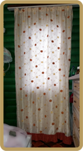 штора в спальне из ткани оранжевые и желтые цветки на молочном фоне